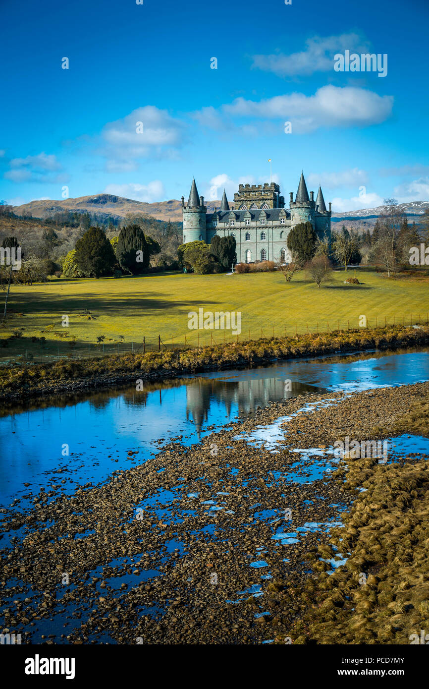 Vista di Inveraray Castle e il fiume Aray, Argyll and Bute, Scotland, Regno Unito, Europa Foto Stock