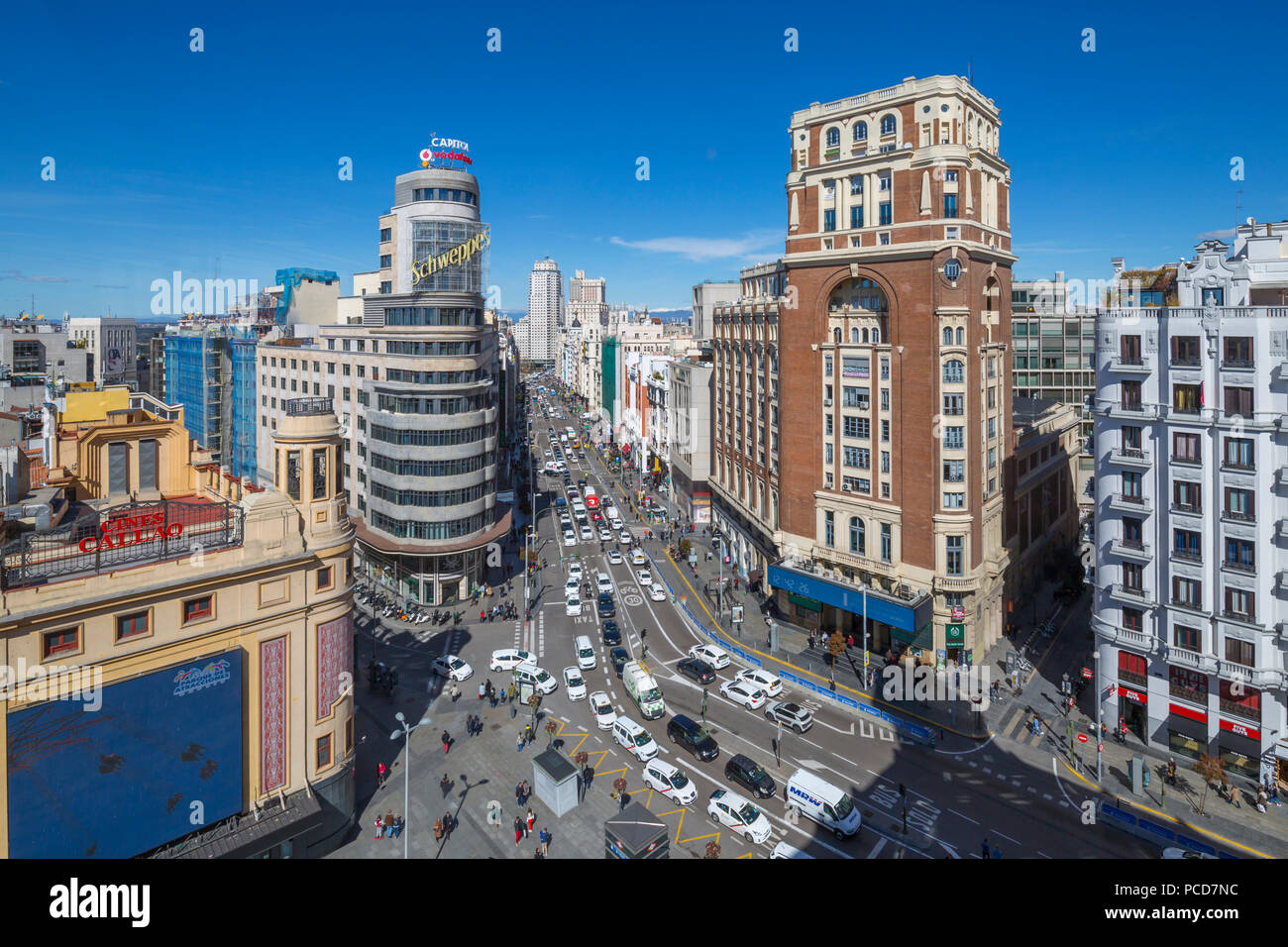 Vista in elevazione dall'alto edificio e guardando verso il basso sulla Plaza del Callao e Gran Via , Madrid, Spagna, Europa Foto Stock