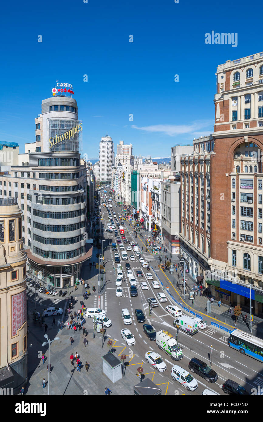 Vista in elevazione dall'alto edificio e guardando verso il basso sulla Plaza del Callao e Gran Via , Madrid, Spagna, Europa Foto Stock