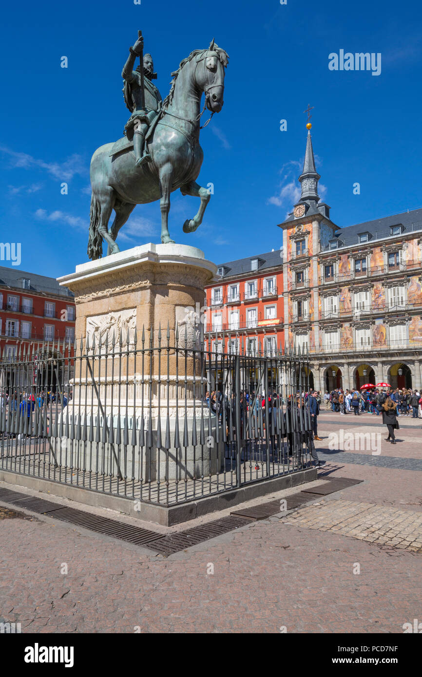 Vista di Philip lll statua e architettura in Calle Mayor, Madrid, Spagna, Europa Foto Stock