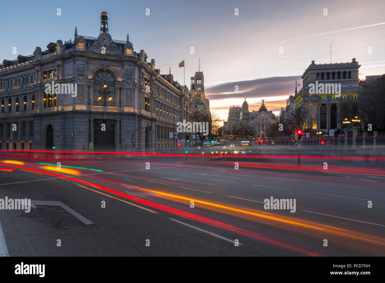 Vista del sentiero le luci sulla Calle de Alcalá e la voce per Gran Via al crepuscolo, Madrid, Spagna, Europa Foto Stock