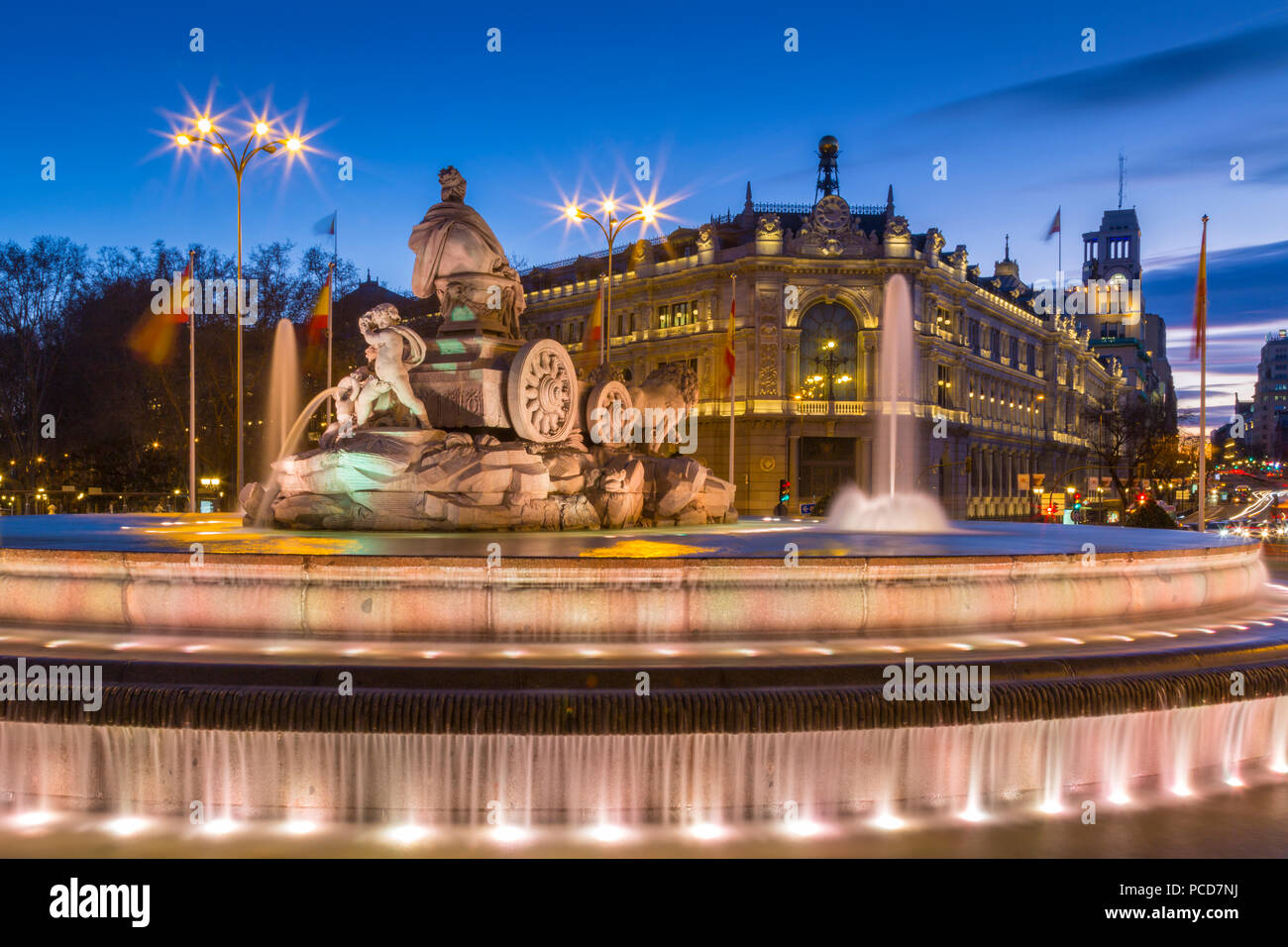 Vista della Fontana Cibeles in Plaza Cibeles e Calle de Alcalá al crepuscolo, Madrid, Spagna, Europa Foto Stock