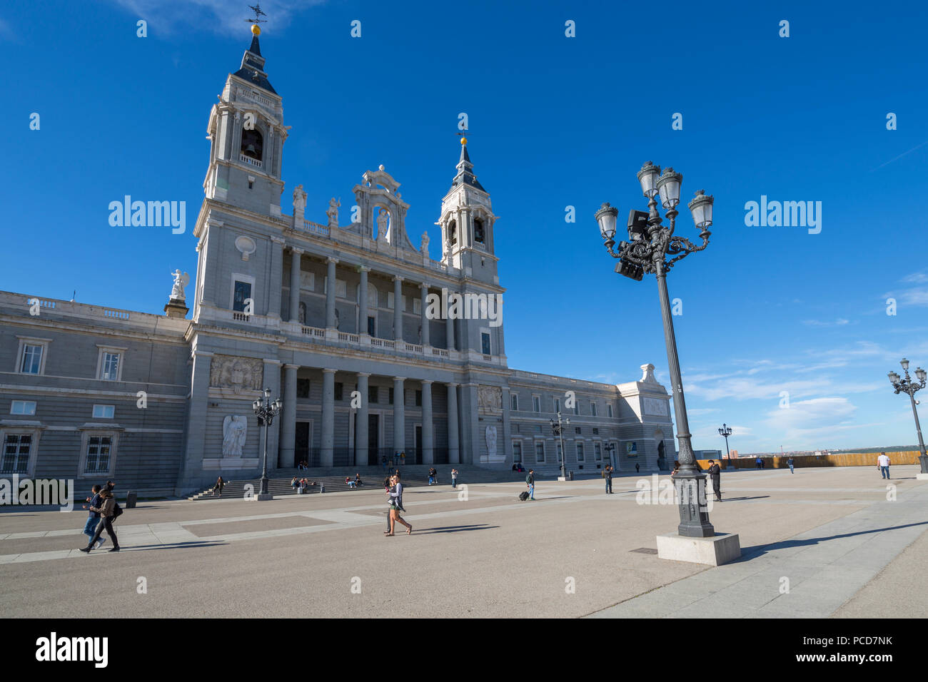 Vista della cattedrale di Madrid sulla luminosa mattina di sole, Madrid, Spagna, Europa Foto Stock