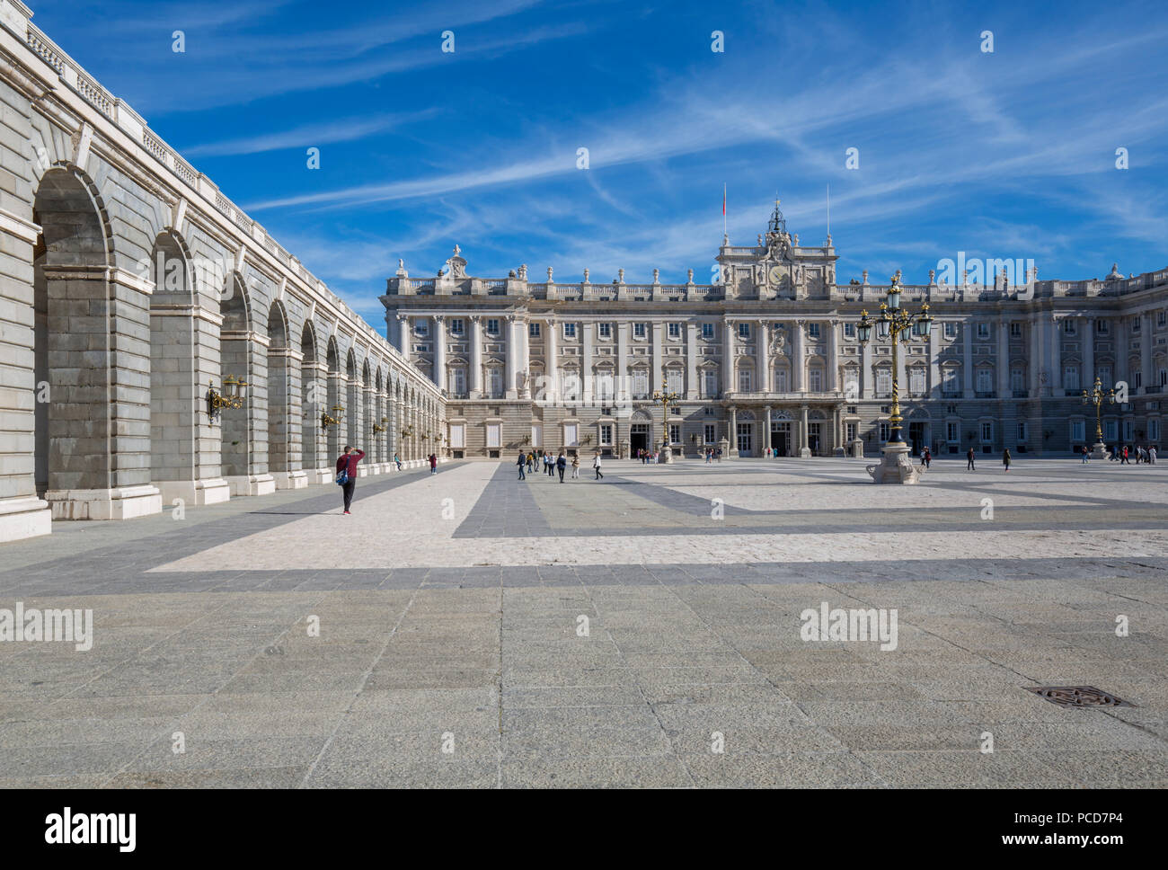 Vista del Palazzo Reale sulla luminosa mattina di sole, Madrid, Spagna, Europa Foto Stock