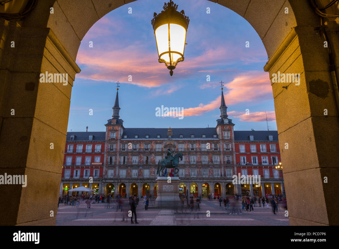 Vista della Casa de la Panaderia in Plaza Mayor attraverso archway al crepuscolo, Madrid, Spagna, Europa Foto Stock