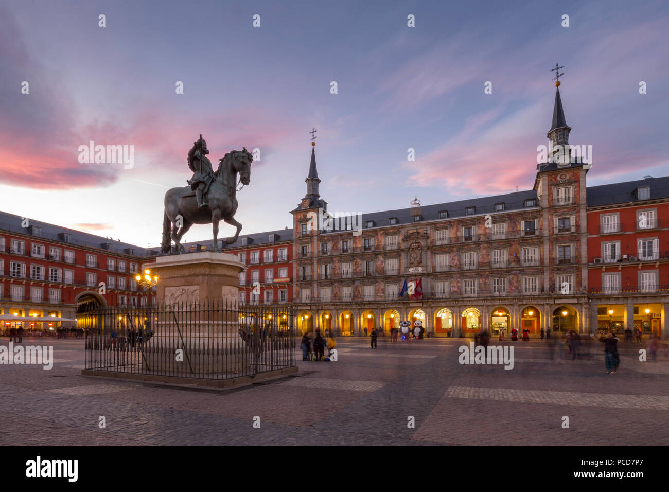 Vista di Philip lll statua e architettura in Calle Mayor al crepuscolo, Madrid, Spagna, Europa Foto Stock
