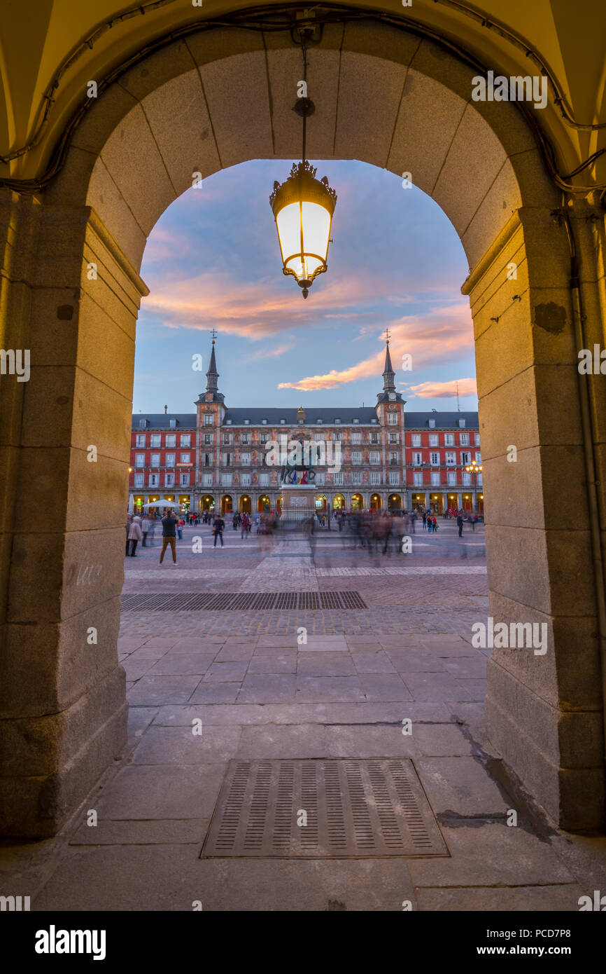 Vista della Casa de la Panaderia in Plaza Mayor attraverso archway al crepuscolo, Madrid, Spagna, Europa Foto Stock