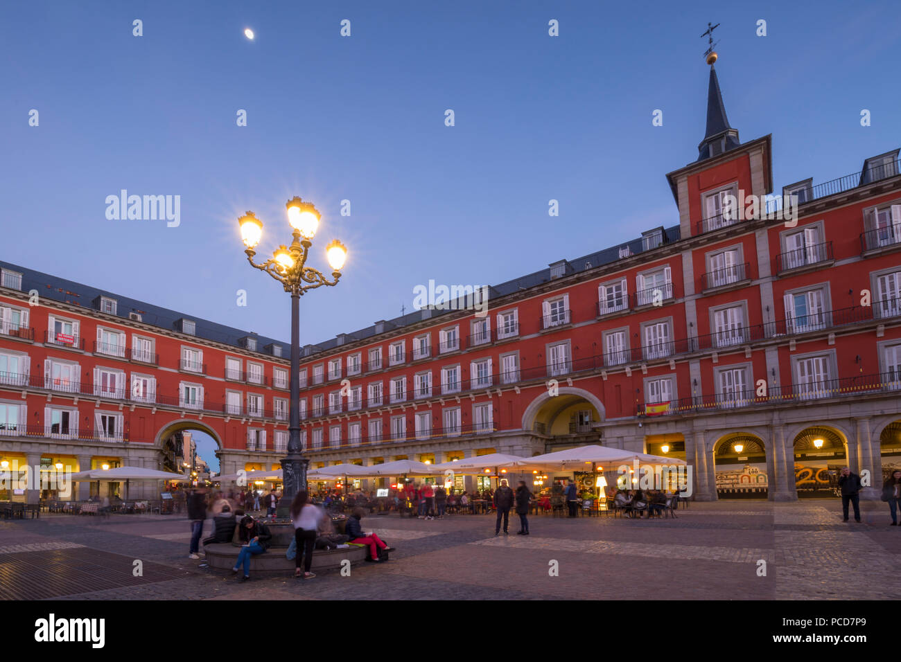 Vista di ristoranti a Plaza Mayor al crepuscolo, Madrid, Spagna, Europa Foto Stock