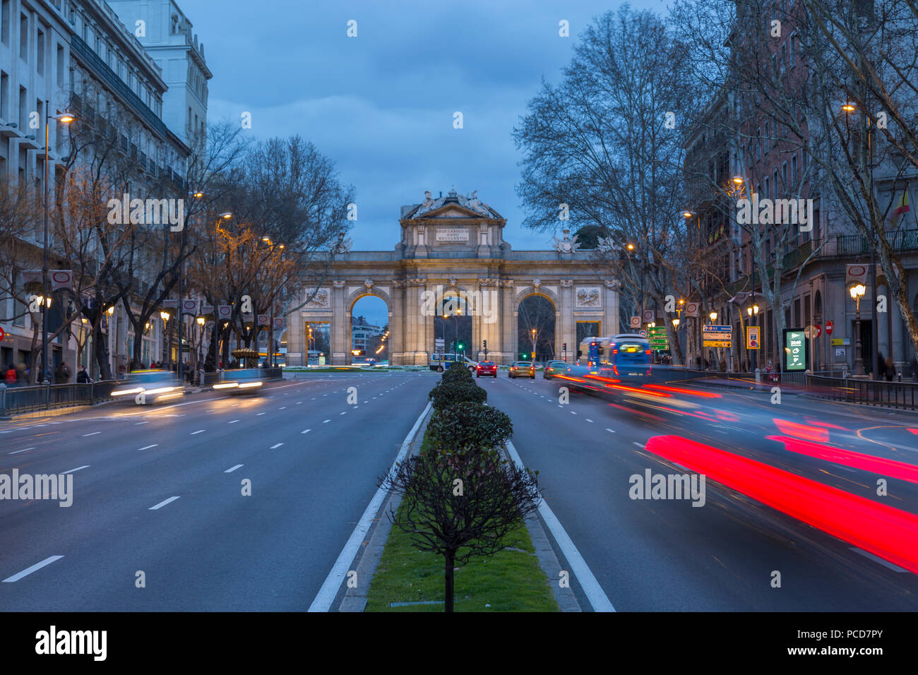 Vista di Triomphal Arco (Puerta de Alcala) in Plaza de la Independencia al crepuscolo, Madrid, Spagna, Europa Foto Stock