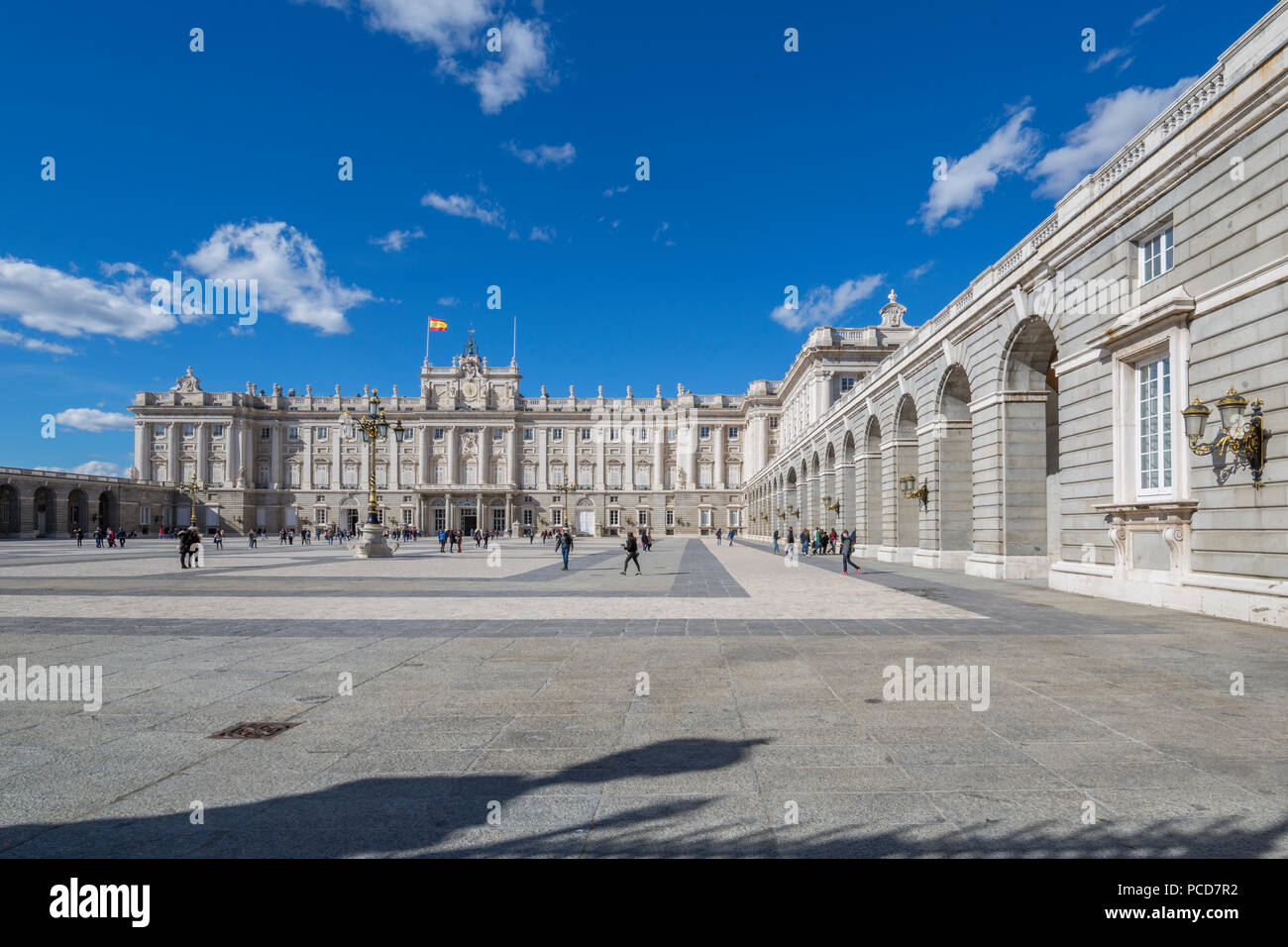 Vista del Palazzo Reale sulla luminosa mattina di sole, Madrid, Spagna, Europa Foto Stock