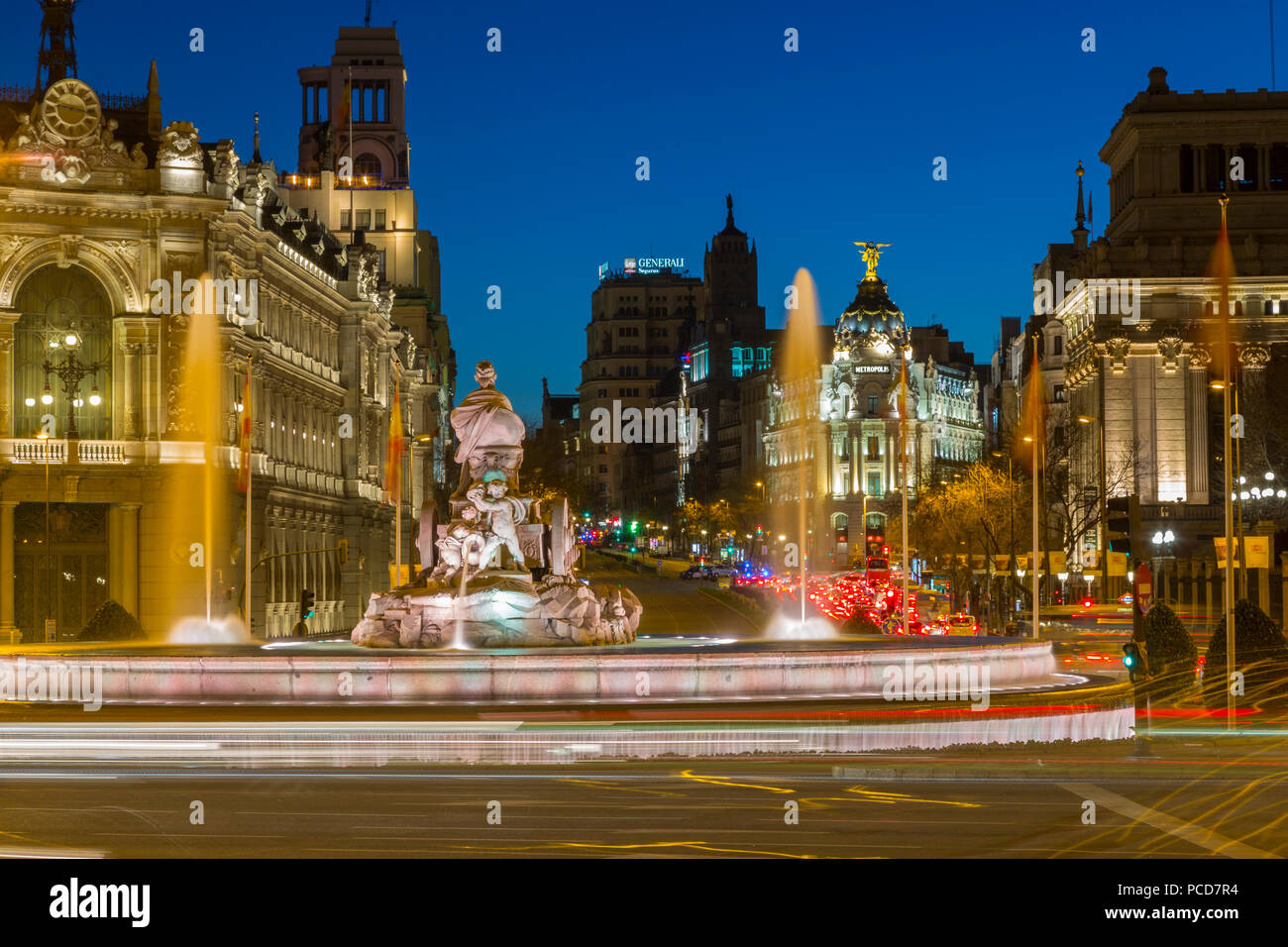 Vista della Fontana Cibeles in Plaza Cibeles al crepuscolo, Madrid, Spagna, Europa Foto Stock