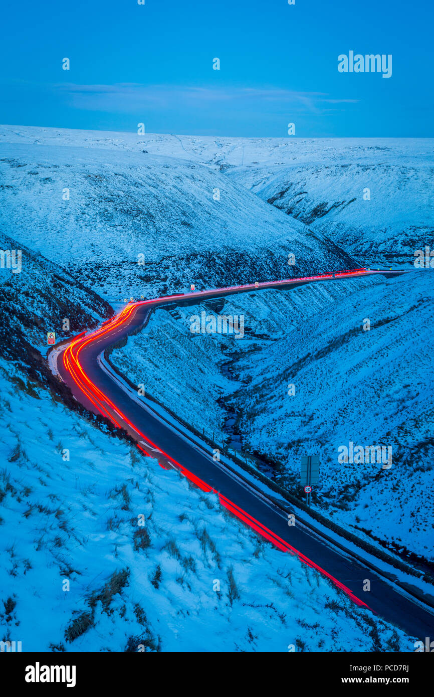 Paesaggio invernale e trail luci su Snake Pass, Parco Nazionale di Peak District, Derbyshire, England, Regno Unito, Europa Foto Stock