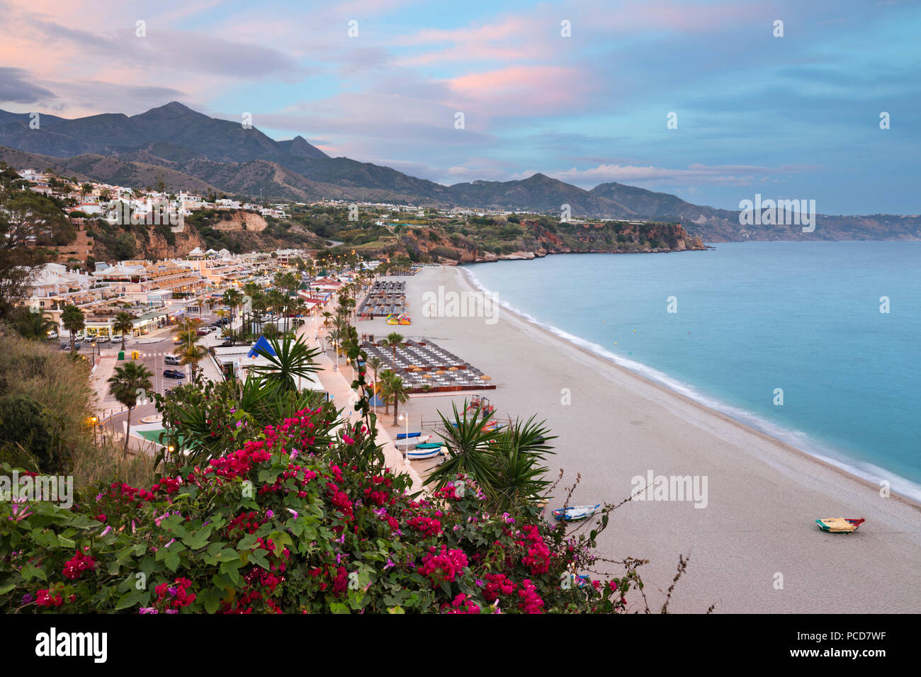 Vista tramonto su Nerja Playa spiaggia Burriana, Nerja, provincia di Malaga, Costa del Sol, Andalusia, Spagna, Europa Foto Stock