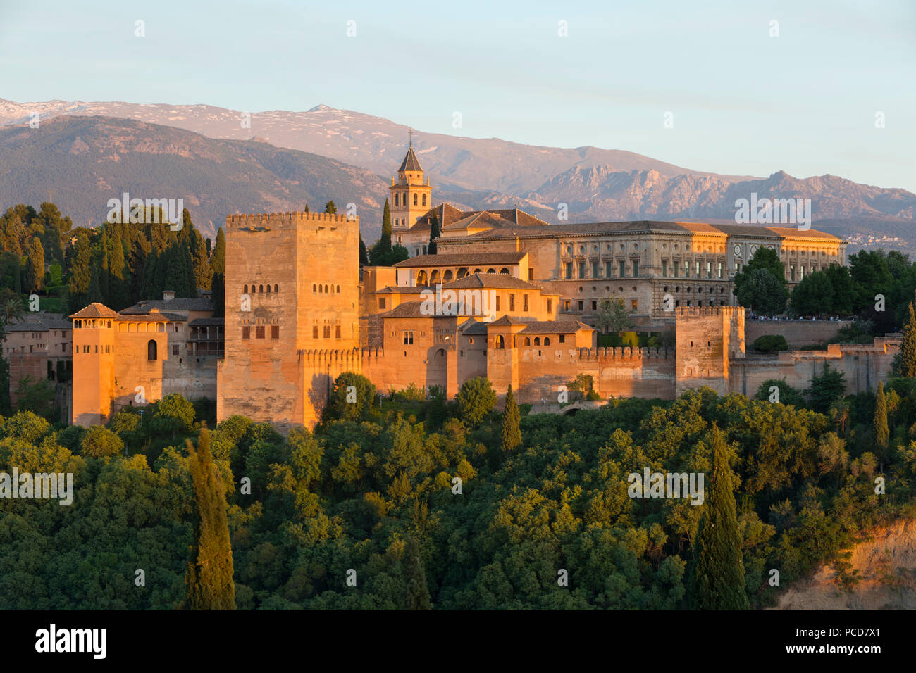 La Alhambra, Sito Patrimonio Mondiale dell'UNESCO, e Sierra Nevada nella luce della sera dal Mirador de San Nicolas, Granada, Andalusia, Spagna, Europa Foto Stock