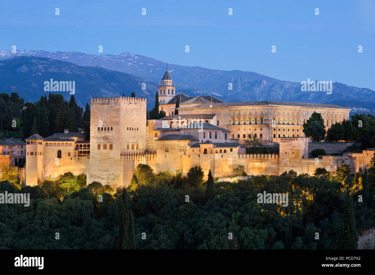 La Alhambra, Sito Patrimonio Mondiale dell'UNESCO, e Sierra Nevada dal Mirador de San Nicolas, Granada, Andalusia, Spagna, Europa Foto Stock