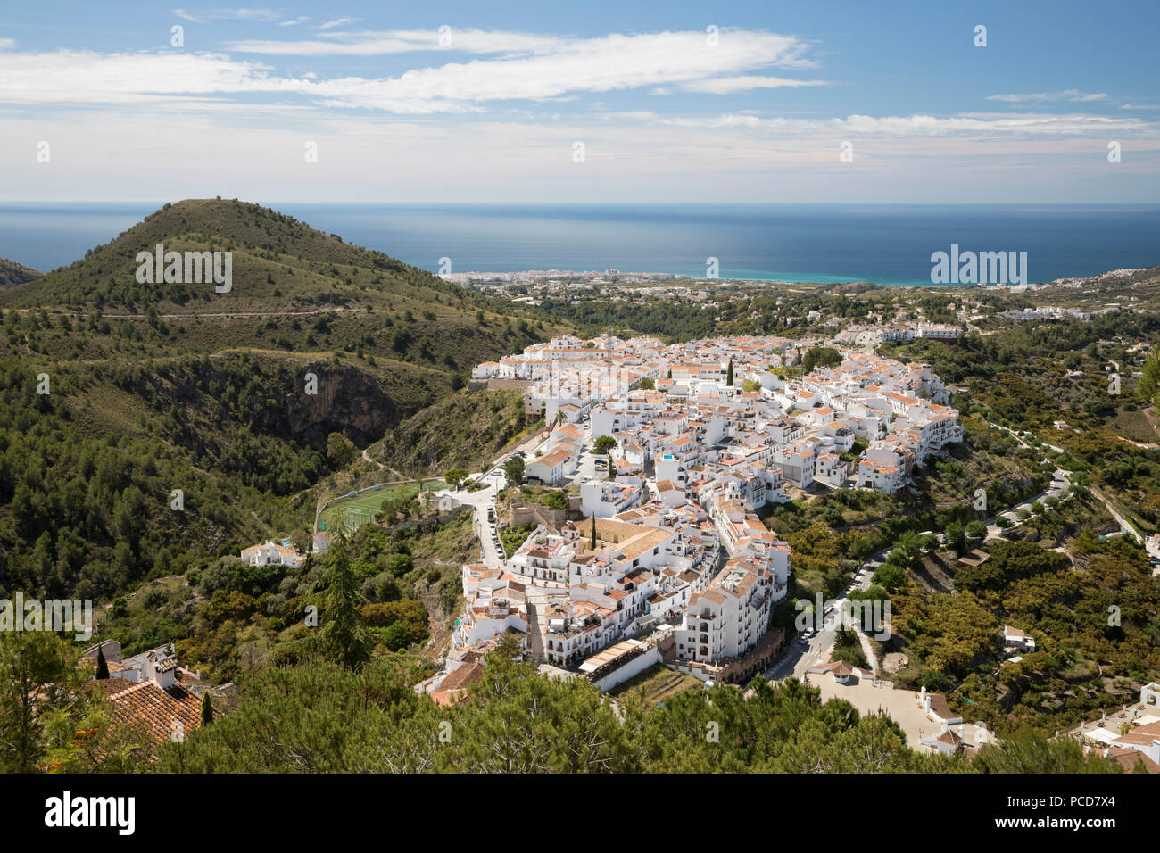Vista su bianco villaggio andaluso al mare, Frigiliana, provincia di Malaga, Costa del Sol, Andalusia, Spagna, Europa Foto Stock