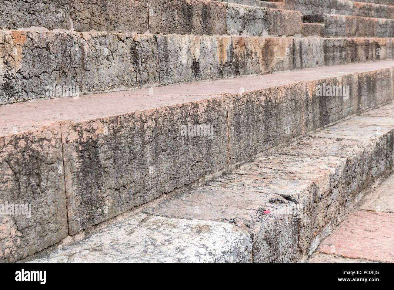 Vecchio di gradini di pietra con il lichen, rosa bianco grigio, vecchio concetto, dai tempi degli antichi romani passi, Verona Italia Foto Stock