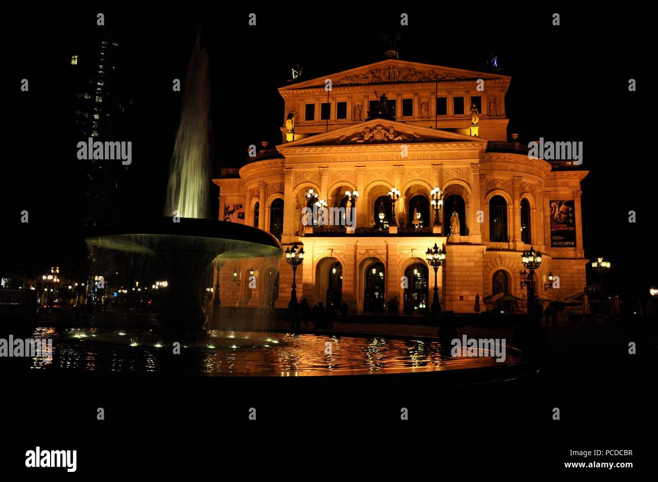 Old Opera House (Alte Oper) di notte, Frankfurt am Main, Germania Foto Stock