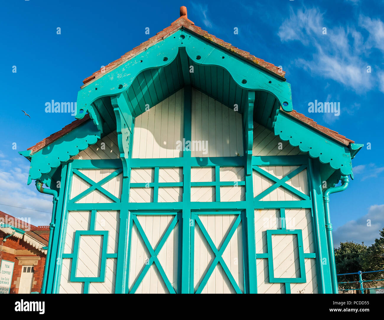 In vecchio stile mock in stile Tudor beach hut cafe a Southport, Inghilterra. Foto Stock