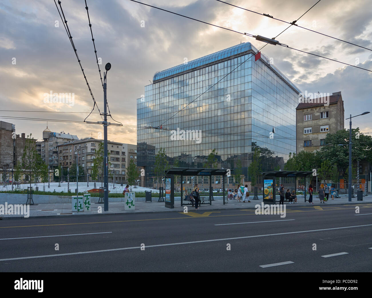 A Belgrado, in Serbia - Maggio 04, 2018: vista serale in un moderno edificio di uffici governativi su Kralja Milana street. Foto Stock