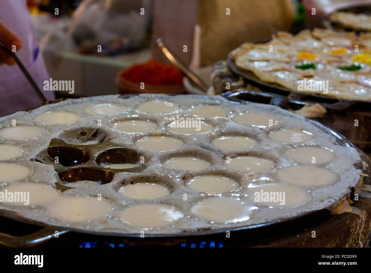 Bangkok, Tailandia - 30 Aprile 2018: Local Thai dessert preparati in una cucina di strada stallo in Bangkok Foto Stock