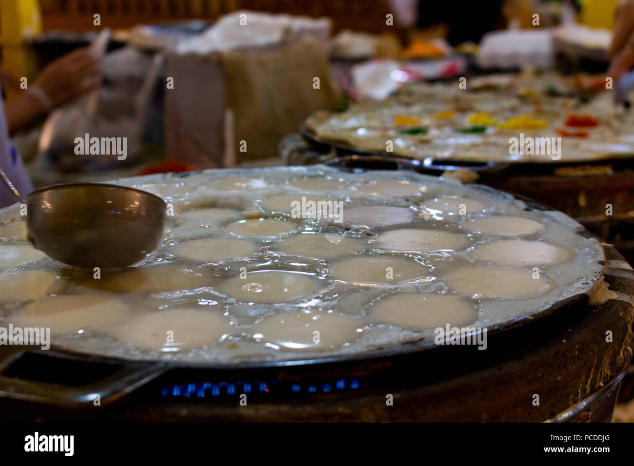 Bangkok, Tailandia - 30 Aprile 2018: Local Thai dessert preparati in una cucina di strada stallo in Bangkok Foto Stock