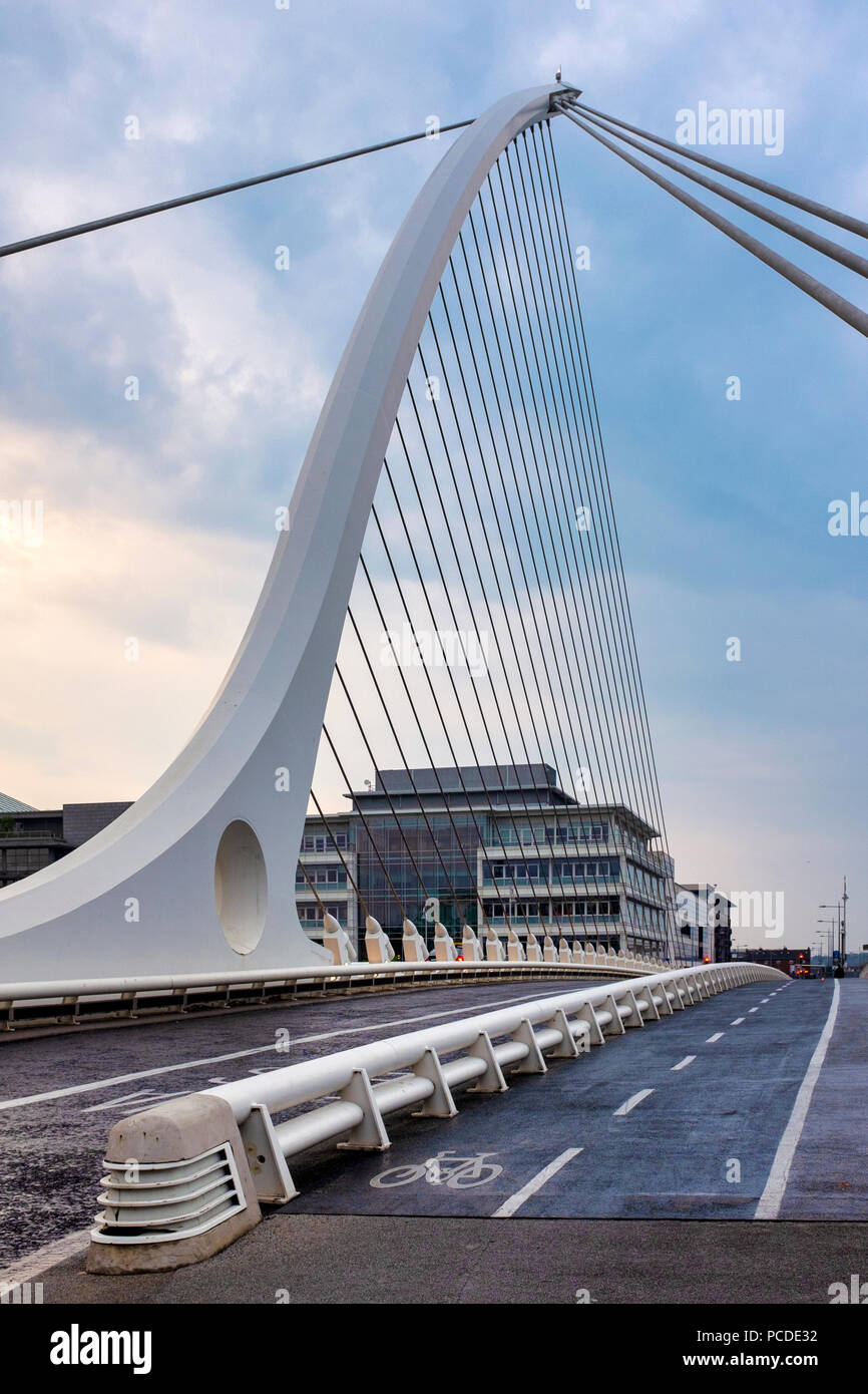 Pista ciclabile su Samuel Beckett Bridge, Dublino, Irlanda Foto Stock