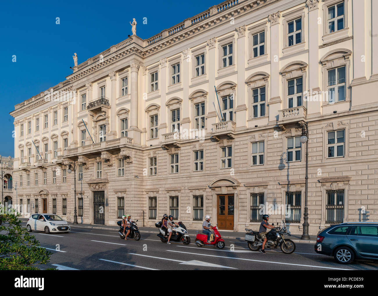 Trieste, 31 luglio 2018. Il traffico normale (principalmente motocicli) in Le Rive, il viale principale del mare nel centro di Trieste, Italia. Foto di Enriqu Foto Stock