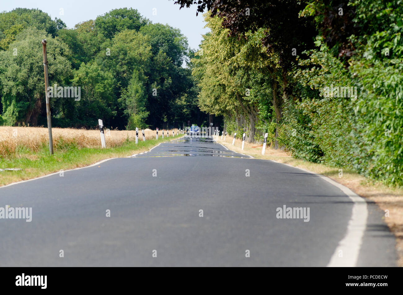 Estate country road con aria riflessioni a causa del calore Foto Stock