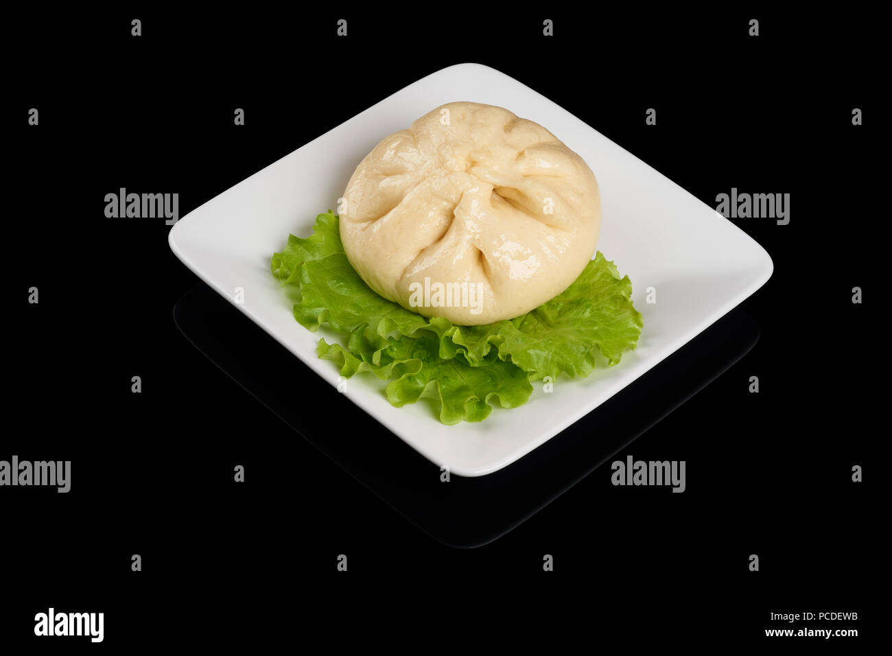 Il vietnamita Bahn Bao è una forma sferica bun contenenti carne di maiale o di pollo, cipolla, uova, funghi e ortaggi Foto Stock