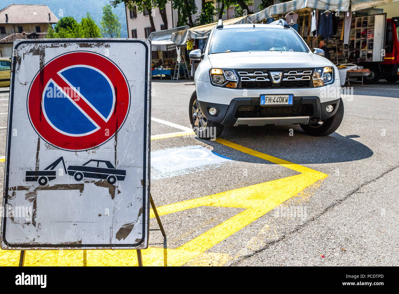 Nessun parcheggio,veicolo sarà trainato sign in una piccola città italiana di Tiarno Di Sotto. Foto Stock