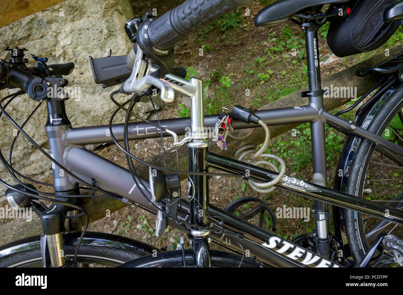 Le biciclette sono bloccati insieme con il tasto ancora nella serratura. Foto Stock