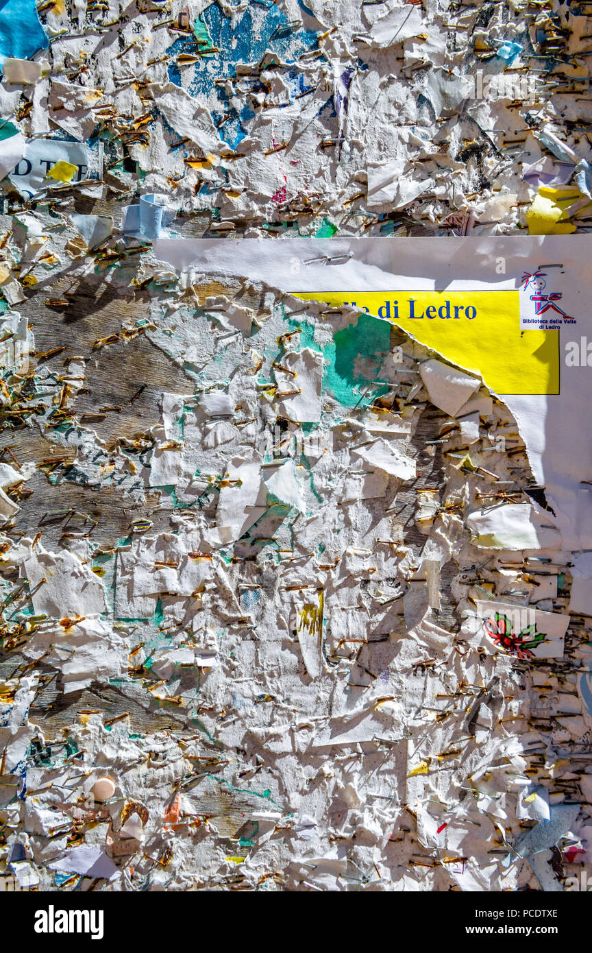 Outdoor bacheca con stapples arrugginito. Foto Stock