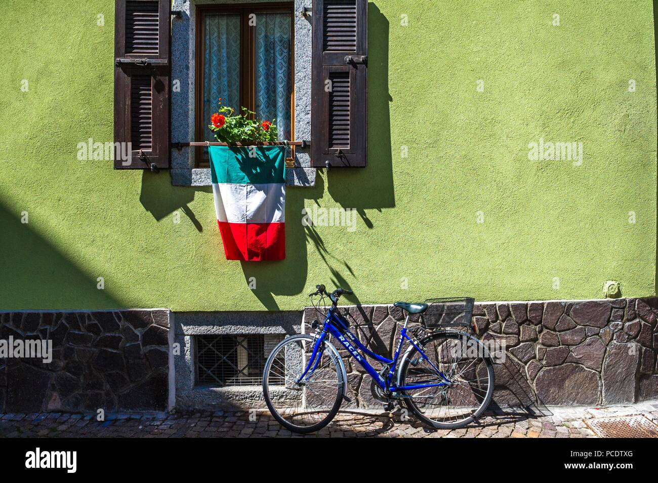 Nazionale Italiana di bandiera che da una finestra aperta ante con bicicletta. Foto Stock