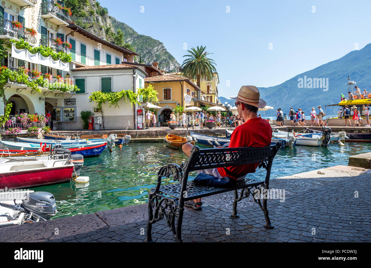 La città italiana di Limone Sul Garda sulla riva del lago di Garda, Foto Stock