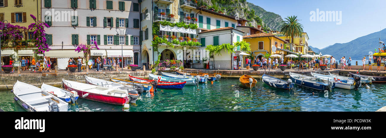 La città italiana di Limone Sul Garda sulla riva del lago di Garda, Foto Stock