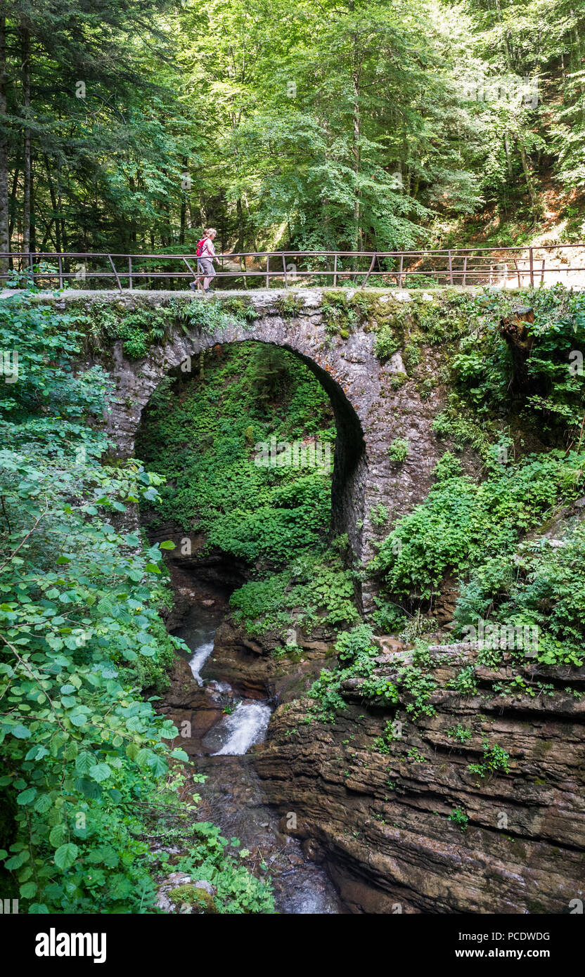 L'antico ponte romano di Croina, Tiarno Di Sotto, Italia. Foto Stock