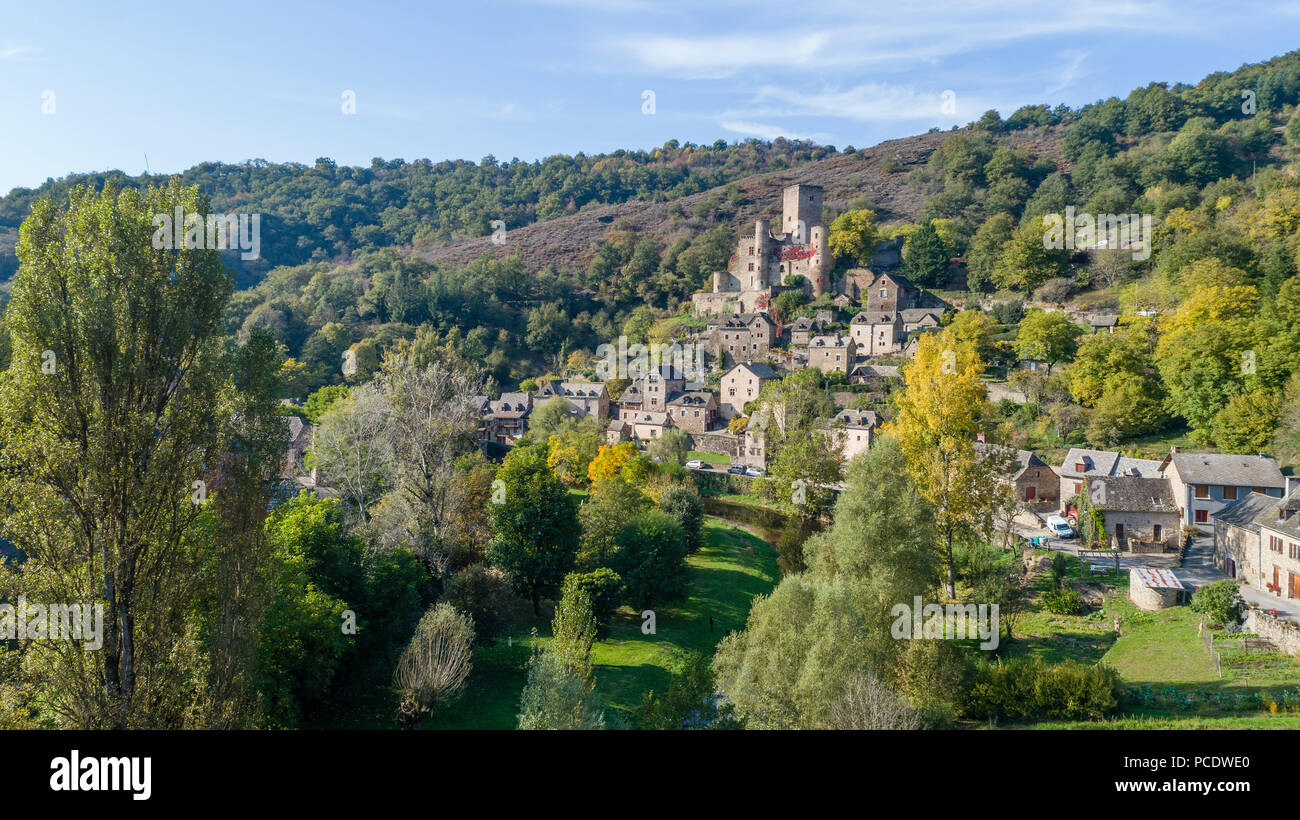 Francia, Aveyron, Belcastel, etichettati Les Plus Beaux Villages de France (i più bei villaggi di Francia), vista generale del villaggio con la c Foto Stock