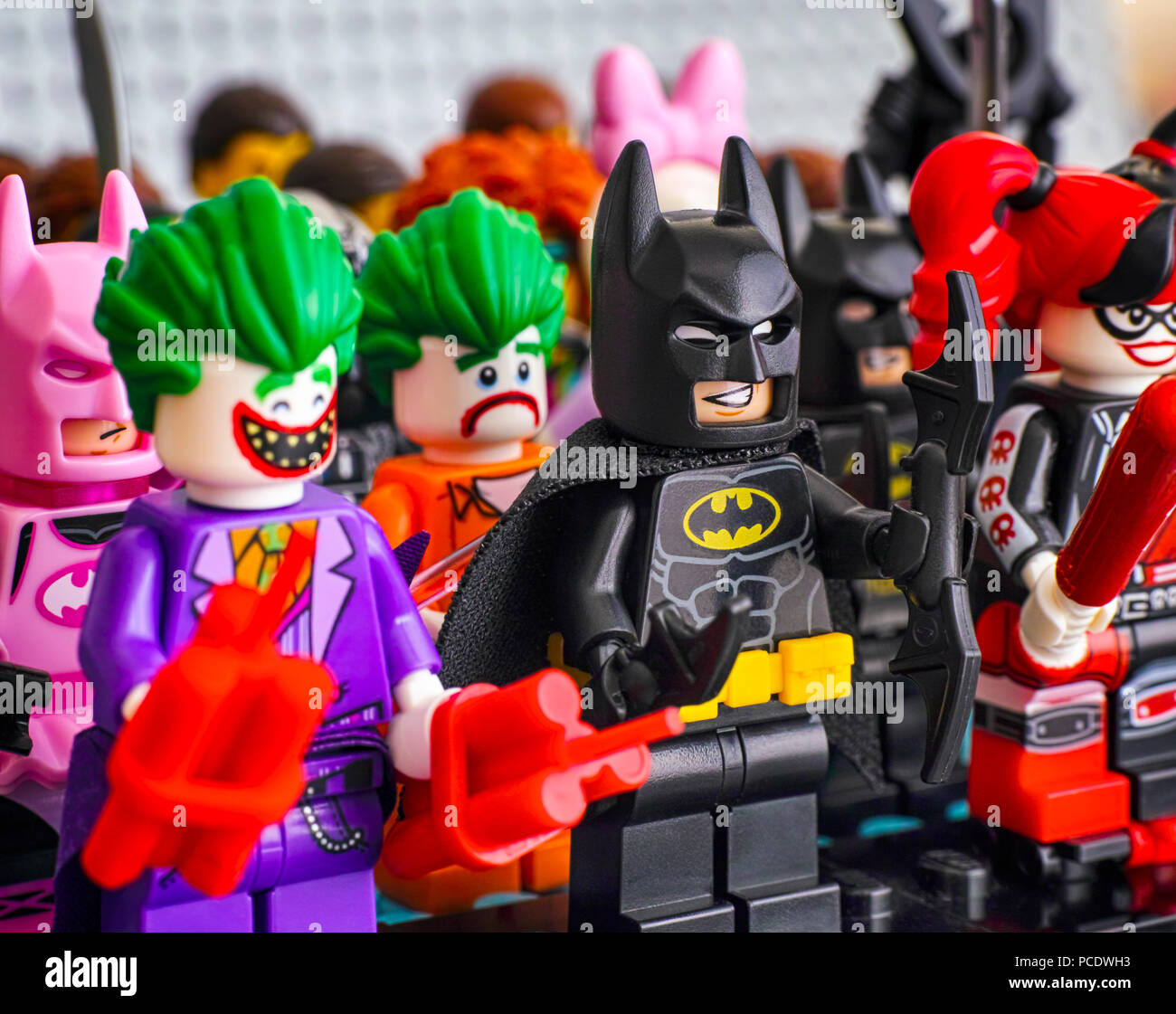 Tambov, Federazione Russa - Febbraio 05, 2018 Lego minifigures in piedi in righe. In prima fila - il Joker, Batman, Harley Quinn. Focus sul Batman Foto Stock