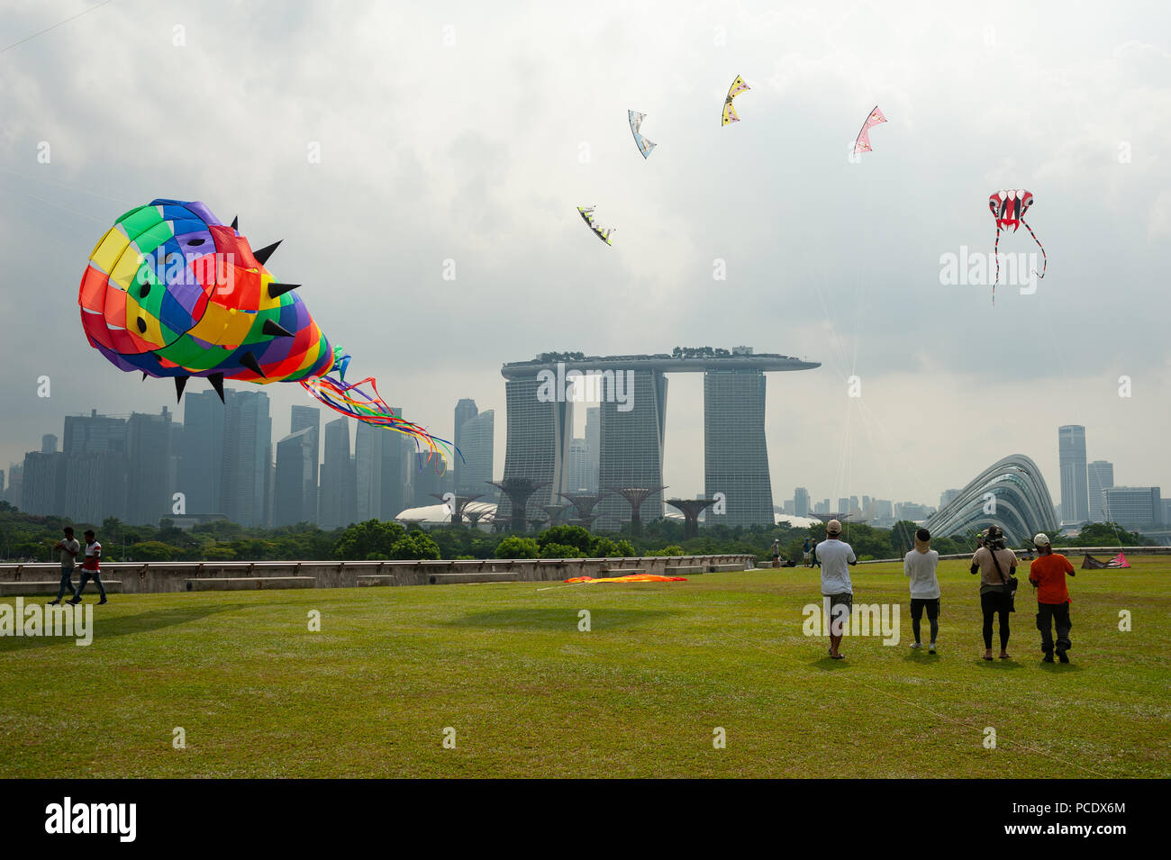 29.07.2018, Singapore, Repubblica di Singapore, in Asia - la gente è visto volare aquiloni sulla Marina Barrage giardino sul tetto. Foto Stock