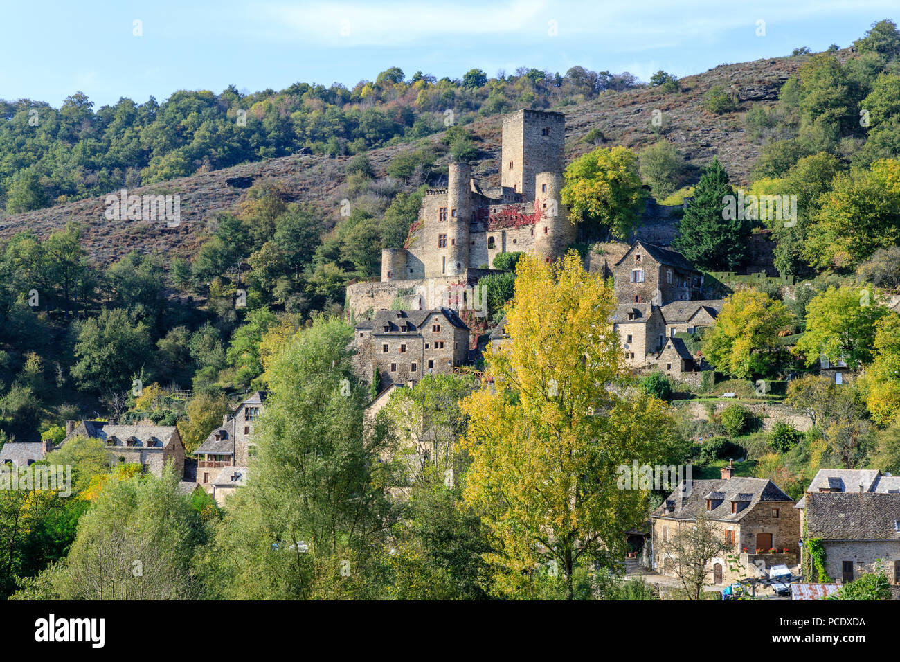 Francia, Aveyron, Belcastel, etichettati Les Plus Beaux Villages de France (i più bei villaggi di Francia), vista generale del villaggio con la c Foto Stock