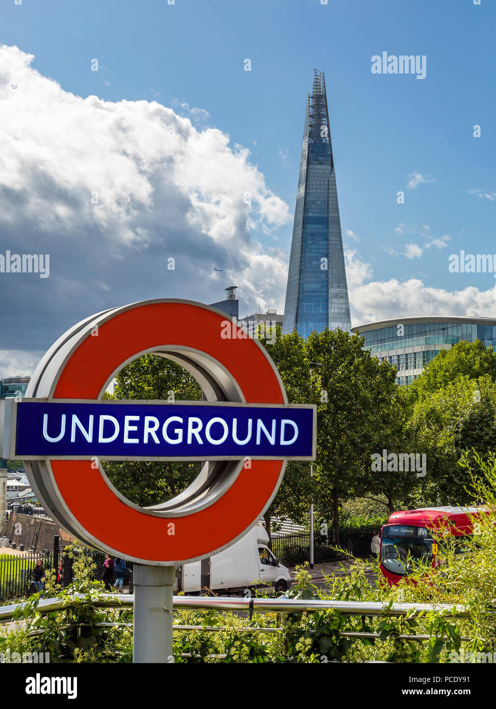 La Shard salendo sopra la Torre di Londra e la stazione della metropolitana di segno. Foto Stock