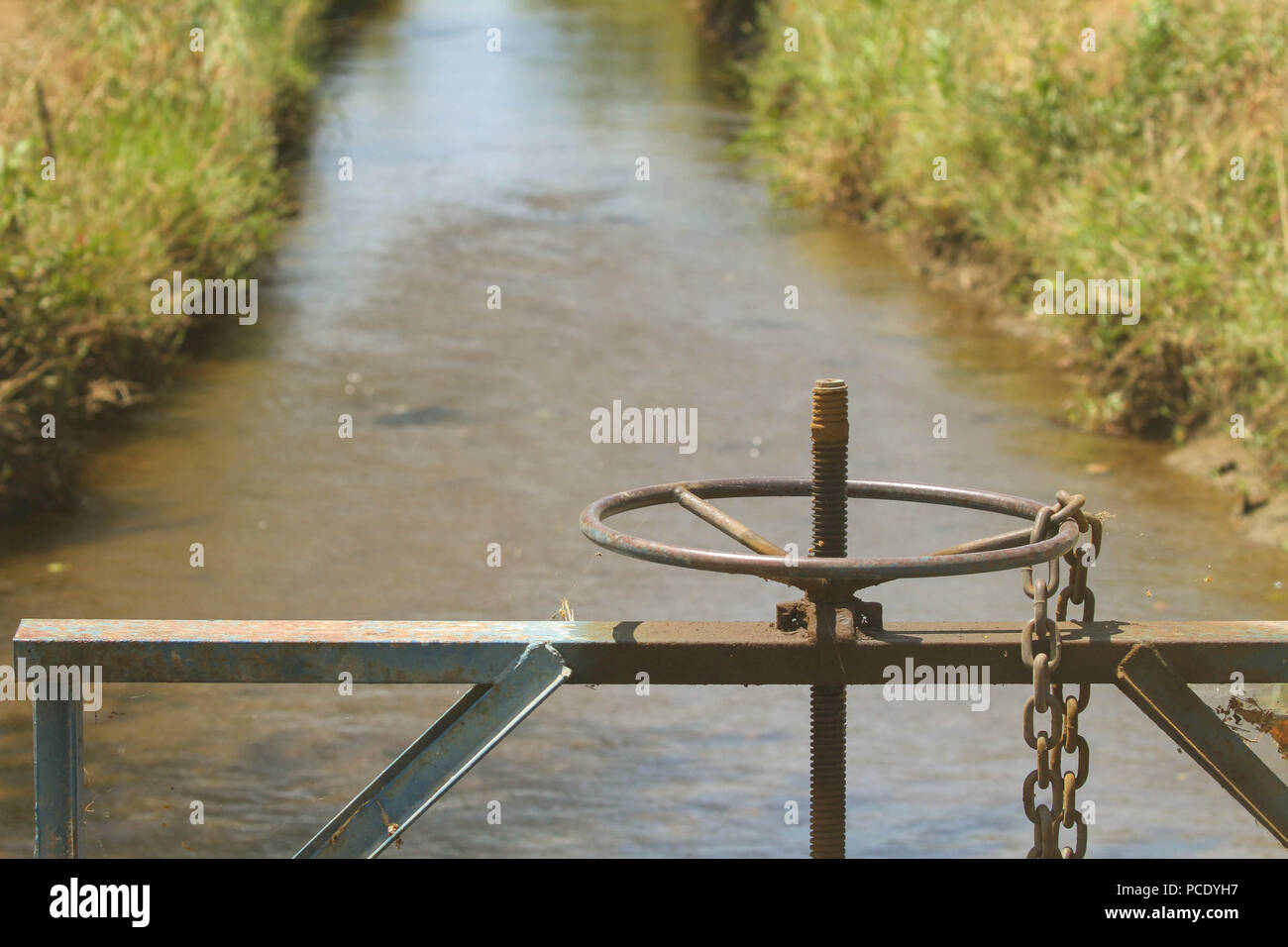 Piccola diga sul fiume di alimentazione di acqua di irrigazione per la semina dei campi in Panama Foto Stock