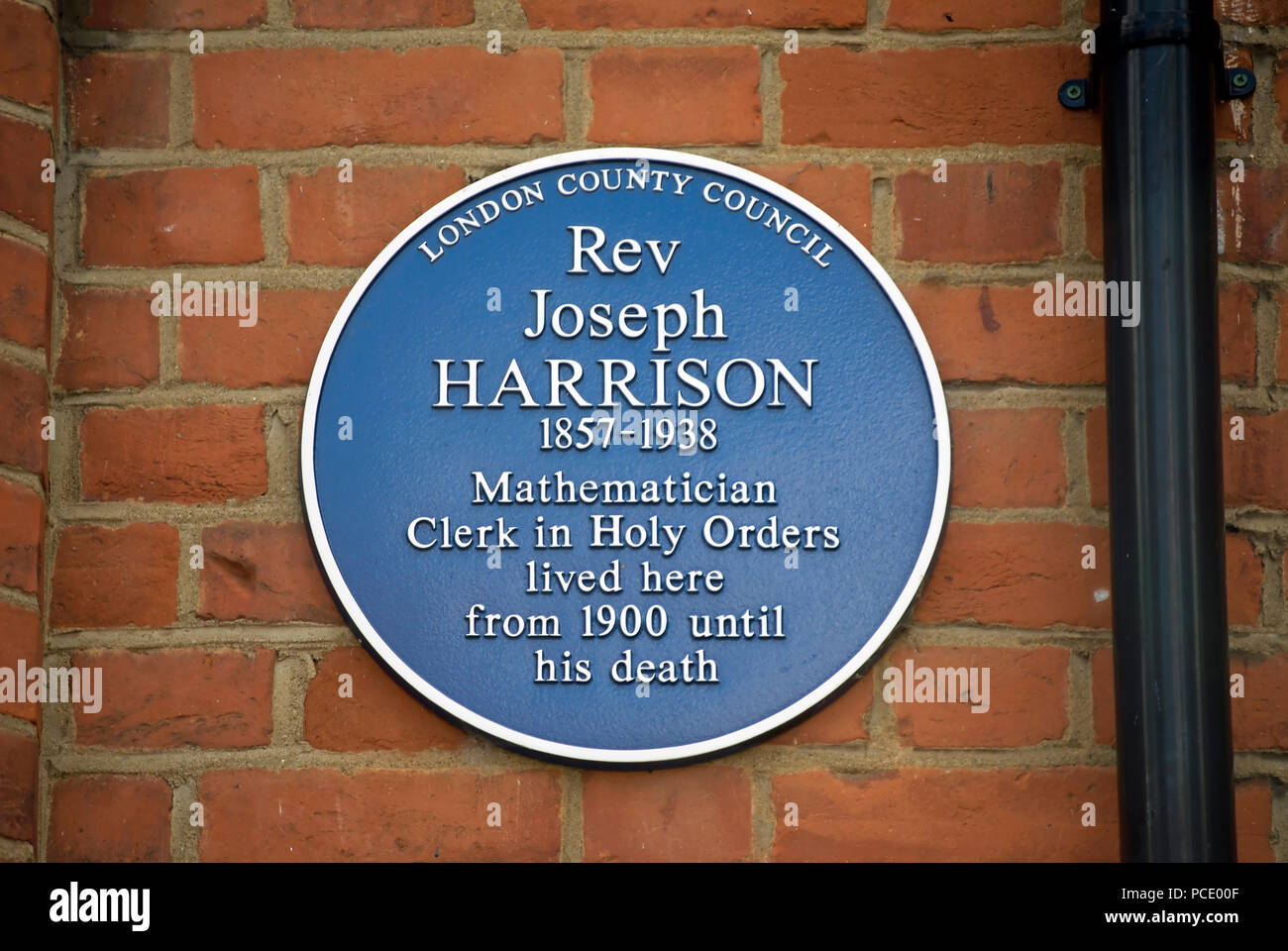 London County council targa blu la marcatura di una casa del Reverendo Joseph Harrison, matematico e commesso negli ordini sacri, in Ealing, Londra, Inghilterra Foto Stock