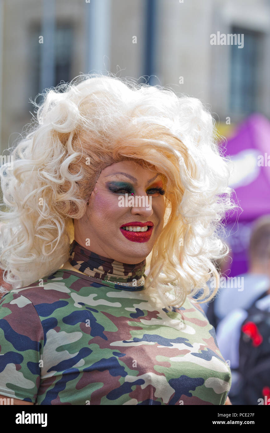 Glamorous drag queen artista al 2018 Liverpool Pride Festival. Foto Stock