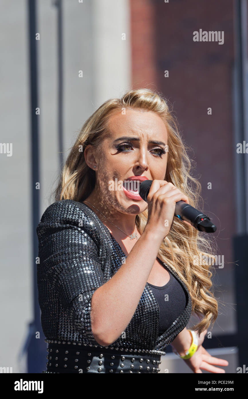 Liverpool cantautore Holly Ellison esibirsi sul palco del 2018 Liverpool Pride Festival. Foto Stock