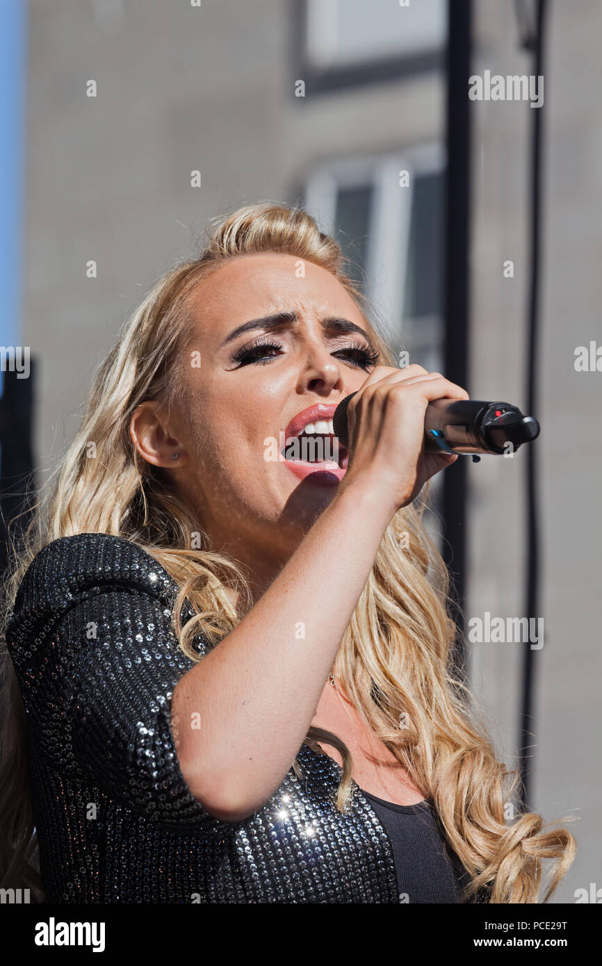 Liverpool cantautore Holly Ellison esibirsi sul palco del 2018 Liverpool Pride Festival. Foto Stock