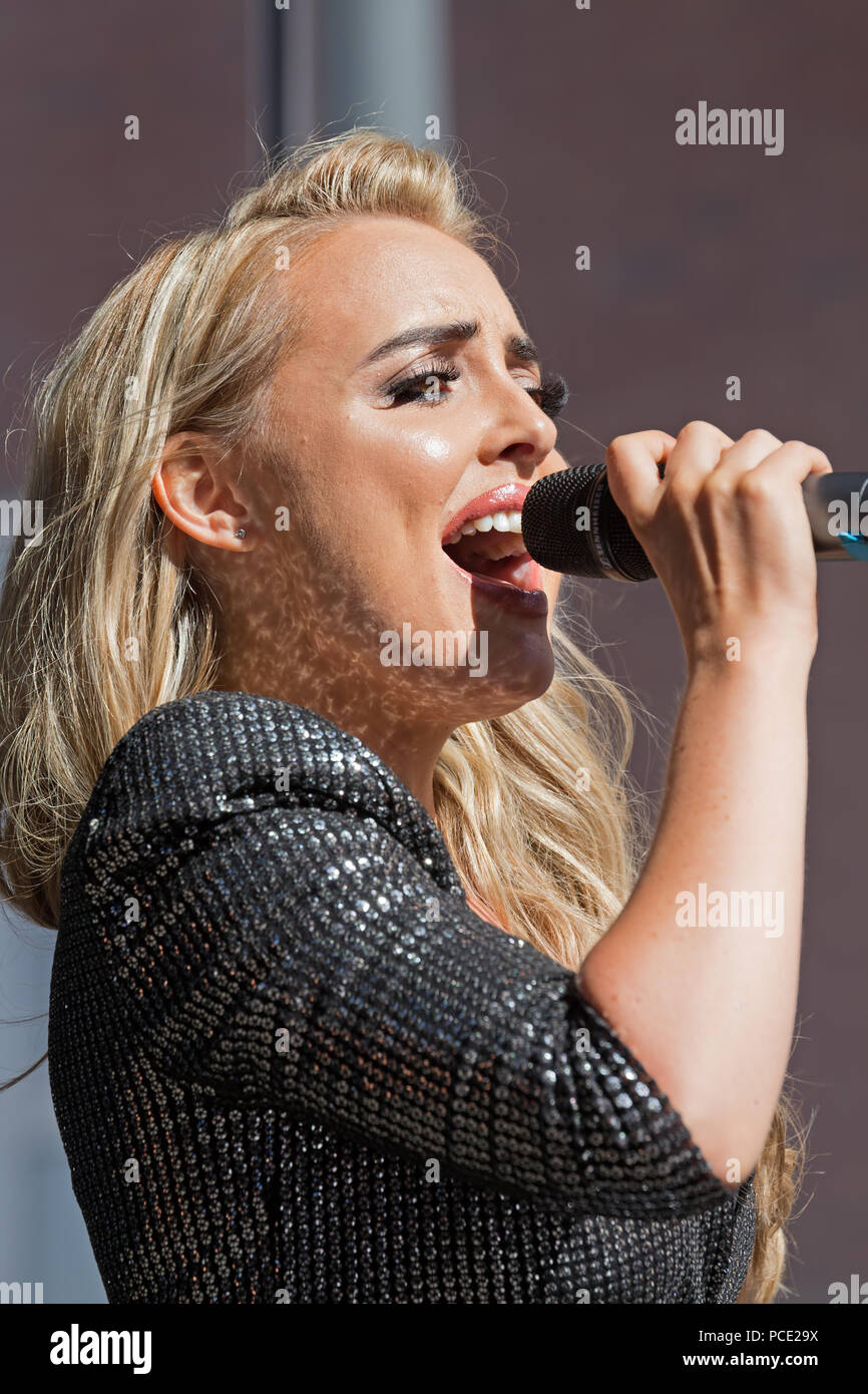 Liverpool cantautore Holly Ellison esibirsi sul palco del 2018 Liverpool Pride Festival. Foto Stock