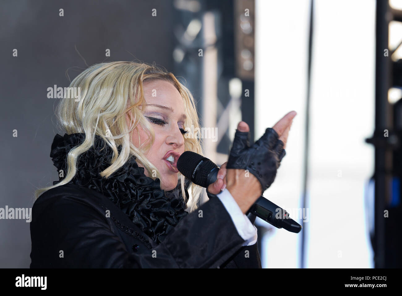 Madonna tributo atto Melissa Totten esibirsi sul palco del 2018 Liverpool Pride Festival. Foto Stock