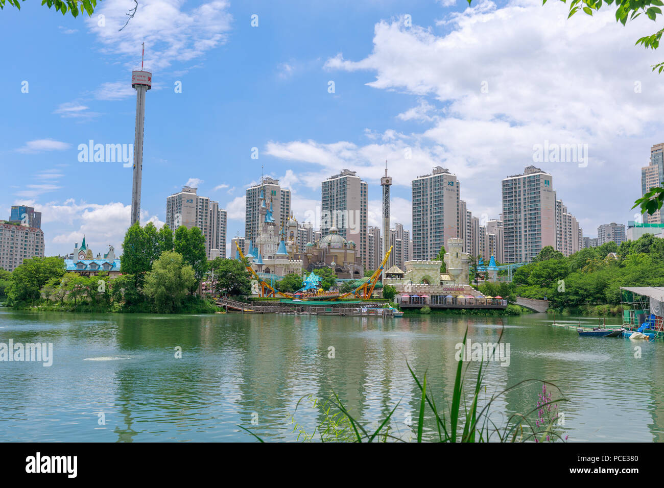 Seoul, Corea del Sud - 3 Luglio 2018 : Lotte World amusement theme park intorno al lago Seokchon, una grande attrazione turistica a Seul, in Corea del Sud. Foto Stock